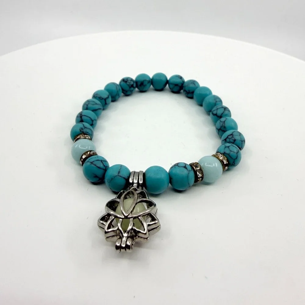 VTG Turquoise Howlite Lotus Charm Stretch Bracelet - Silver Tone Spiritual